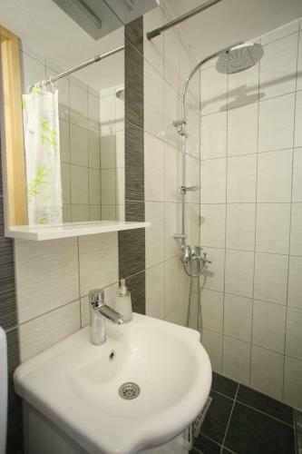 Hostal Guesthouse Adi