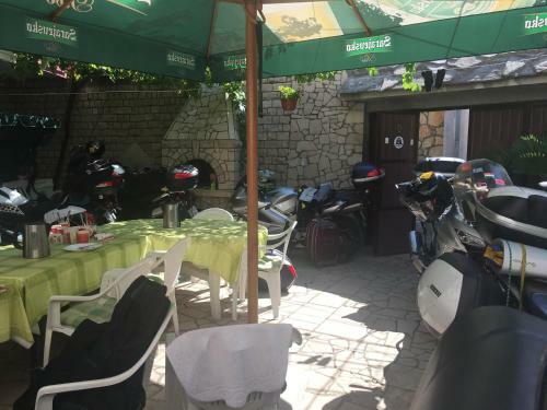 Hostal Guesthouse Adi
