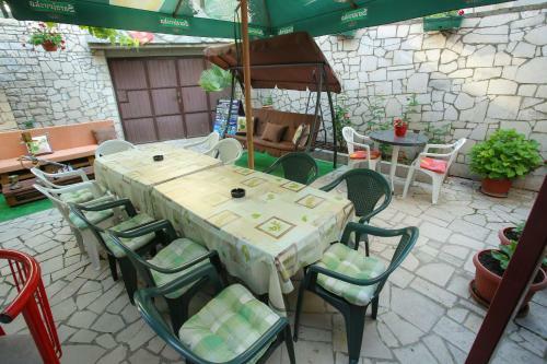 Hostal Guesthouse Adi