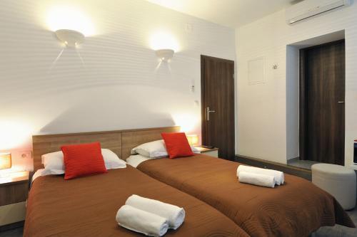 Rooms & Apartments 72