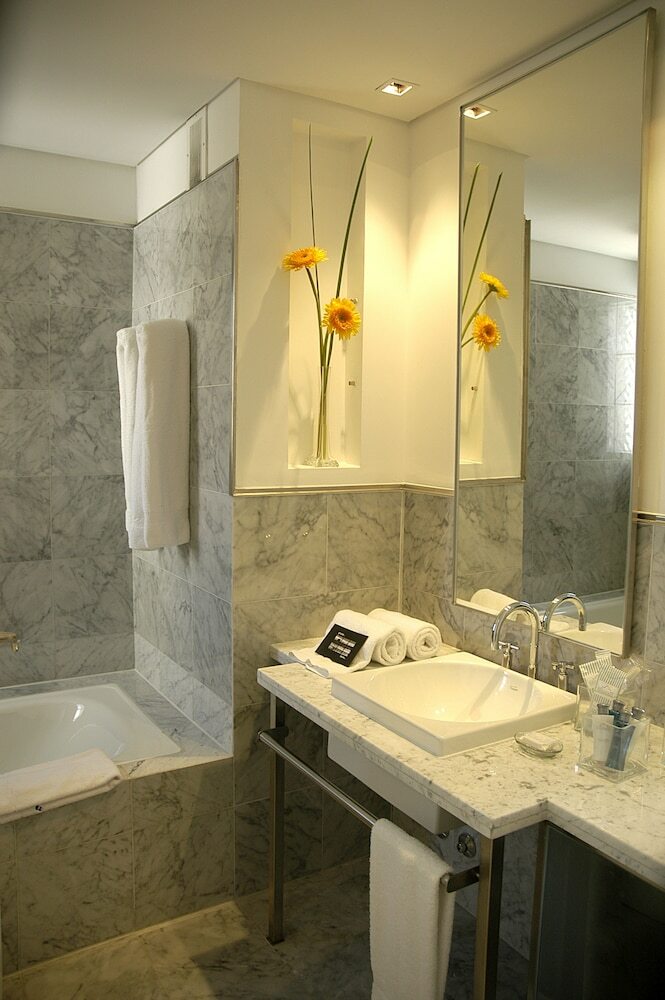 Broadway Hotel And Suites