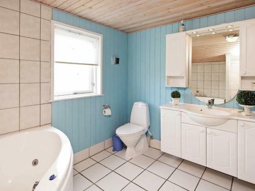 Three-bedroom Holiday Home In L�kken 53