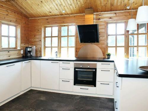 Three-bedroom Holiday Home In �lb�k 41