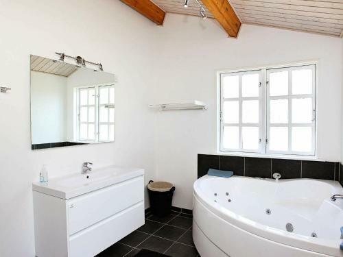 Three-bedroom Holiday Home In �lb�k 41