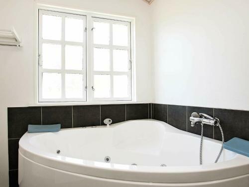 Three-bedroom Holiday Home In �lb�k 41