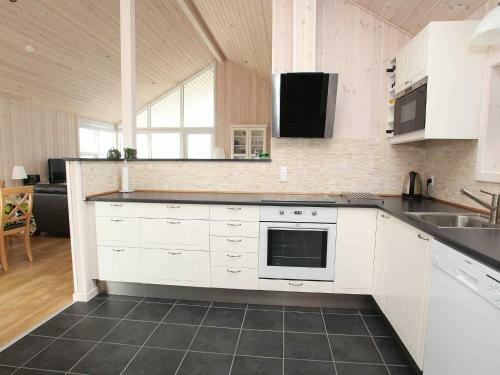 Three-bedroom Holiday Home In L�kken 40