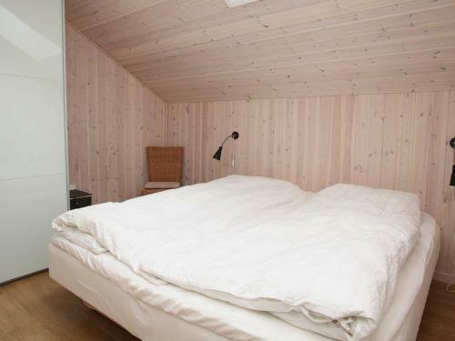 Three-bedroom Holiday Home In L�kken 40