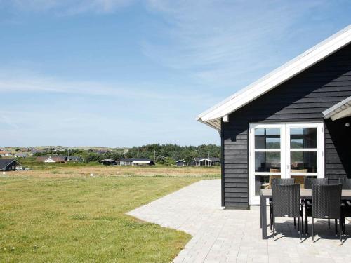 Three-bedroom Holiday Home In L�kken 40