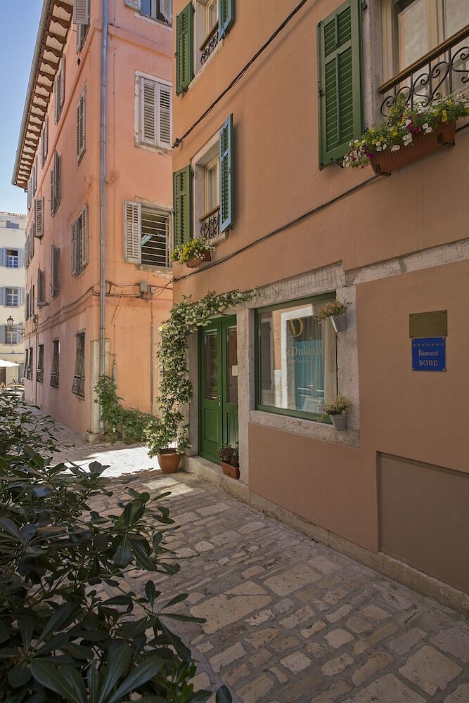 Hostal Rooms Villa Duketis