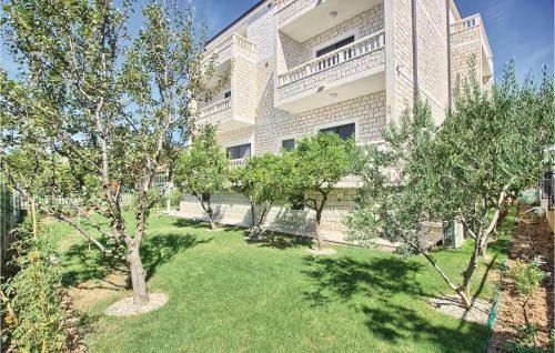 Two-bedroom Apartment In Kastel Kambelovac