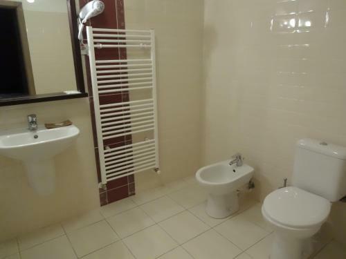 Hotel Ka?tie? Biela D�ma A ?ierny Rytier