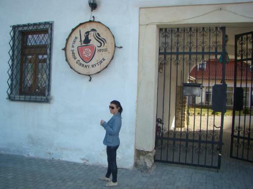 Hotel Ka?tie? Biela D�ma A ?ierny Rytier