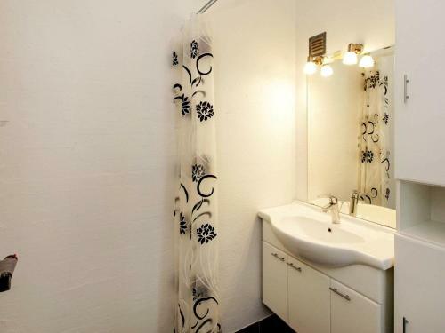 Five-bedroom Holiday Home In L�kken 4