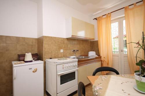 Apartments With A Parking Space Hvar - 4004