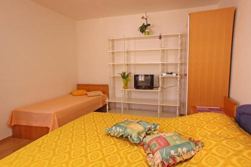 Apartments With A Parking Space Hvar - 4004