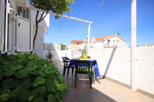Apartments With A Parking Space Hvar - 4004