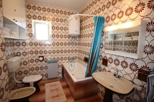 Two-bedroom Apartment In ?ilo/insel Krk 13570