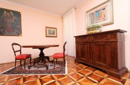 Hostal Apartments Casa Menis