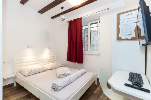 Apinelo Hostel & Apartments