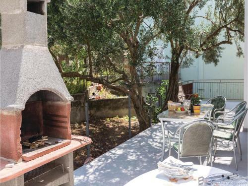 Two-bedroom Apartment Makarska 05