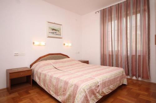 Apartments With A Parking Space Jelsa (hvar) - 8732