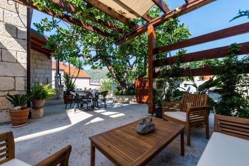 Hostal Apartments & Room Frane