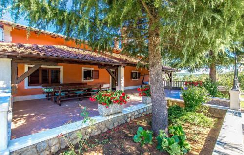 Holiday Home Jurdani 02