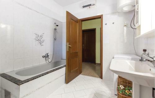 Holiday Home Jurdani 02