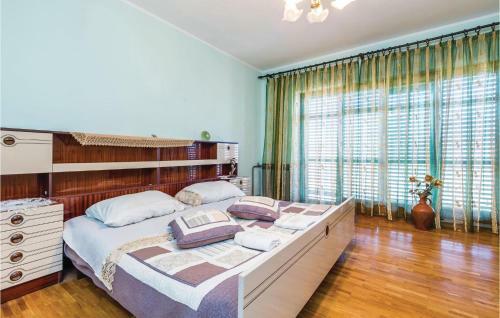 Holiday Home Jurdani 02