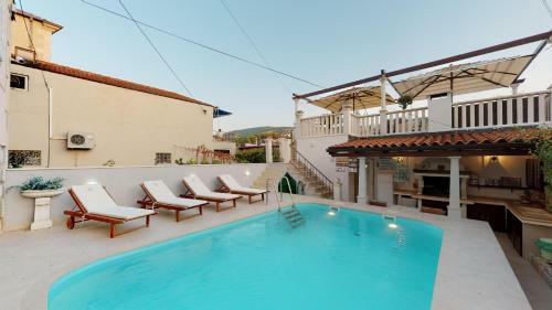 Radovani Luxury Apartment With Private Pool