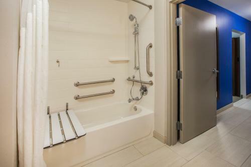 Holiday Inn Express Hotel & Suites Murray