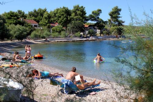 Apartments By The Sea Mirca (brac) - 2854