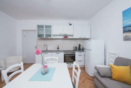 Apartments By The Sea Semy
