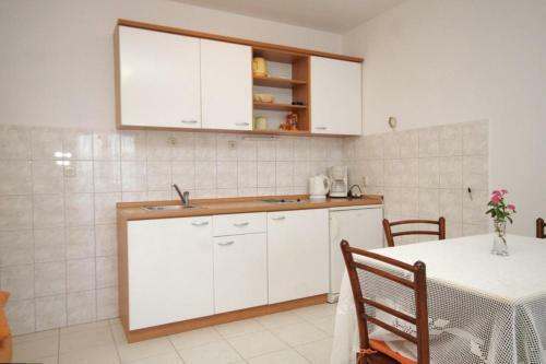 Apartments By The Sea Vis - 2441