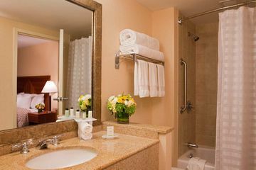 Hotel Embassy Suites Boston Logan Airport