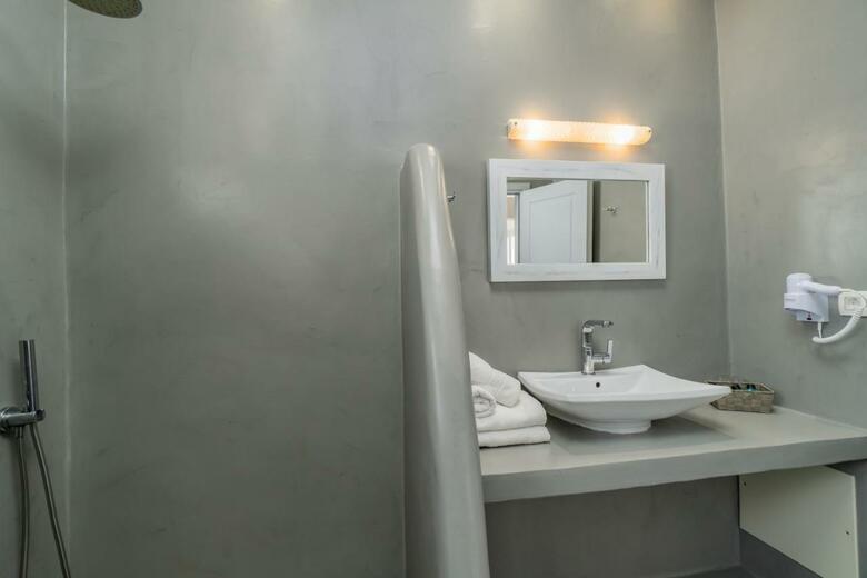 Central Fira Hotel