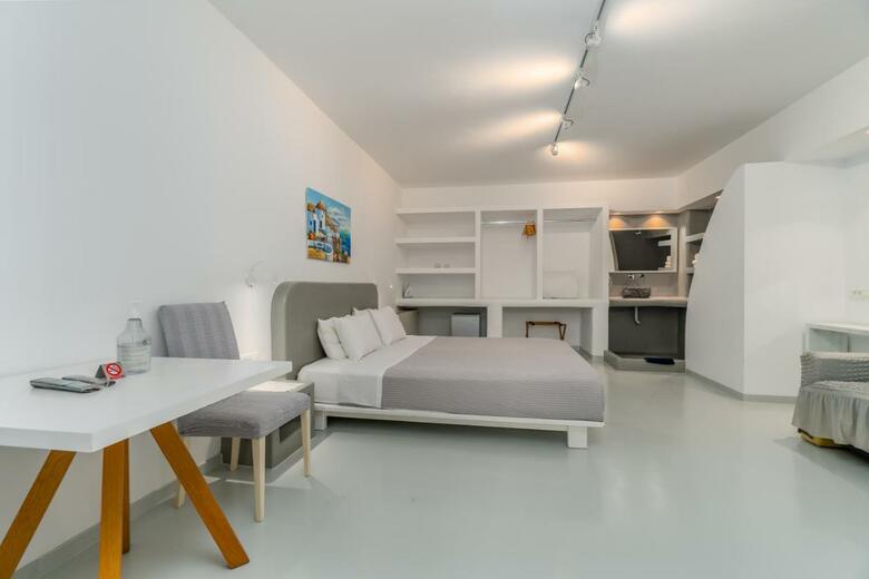 Central Fira Hotel