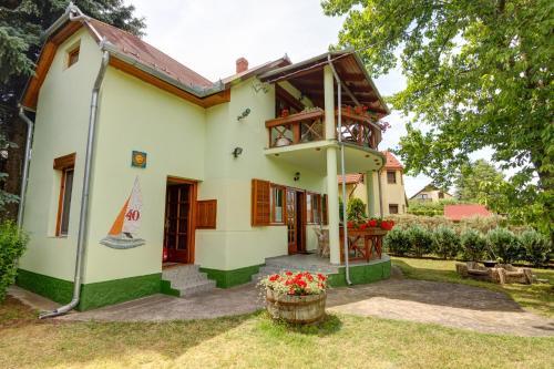 House And Apartment Balatonmariaf�rdo 19269