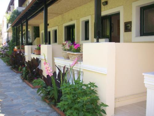 The Mayflower Studios & Apartments