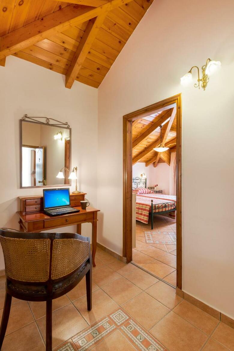 Aparthotel Andreolas Luxury Suites