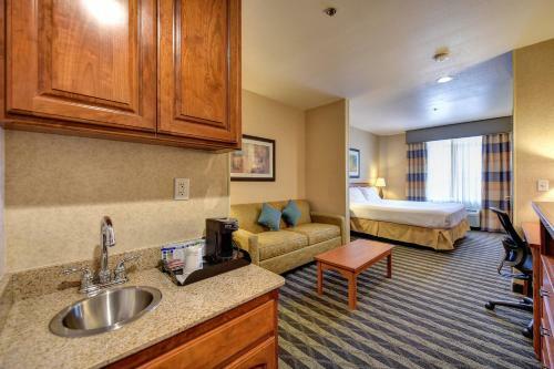 Holiday Inn Express Hotel & Suites Manteca