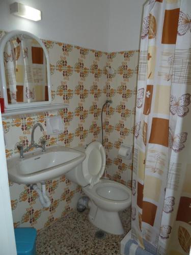 Hostal Four Seasons Rooms & Apartments