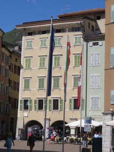Al Lago Apartments