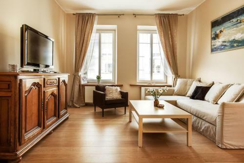 Luxurious And Stylish Old Town Apartment