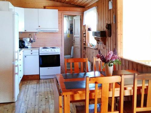 Two-bedroom Holiday Home In Hansnes