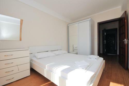 Apartments Maini