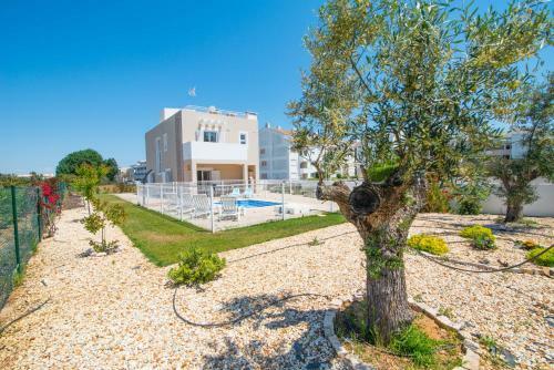 Villa Casa Das �rvores By Algartur
