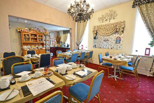 Hostal The Derby Hotel
