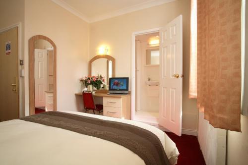 Hostal Lloyds Of Chester
