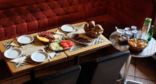 Hostal Academus - Cafe/pub & Guest House